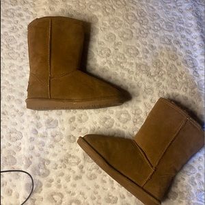 Bearpaw women’s boots size 6 fluffy